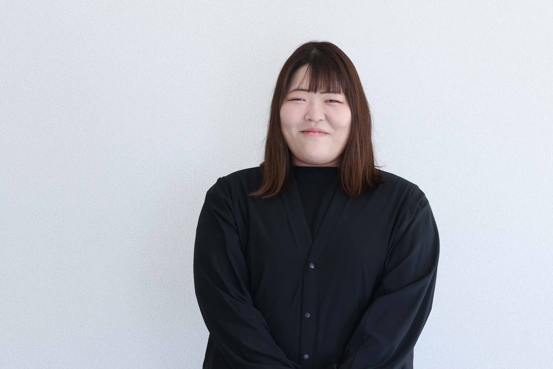 人形を手に笑顔で関わるスタッフ