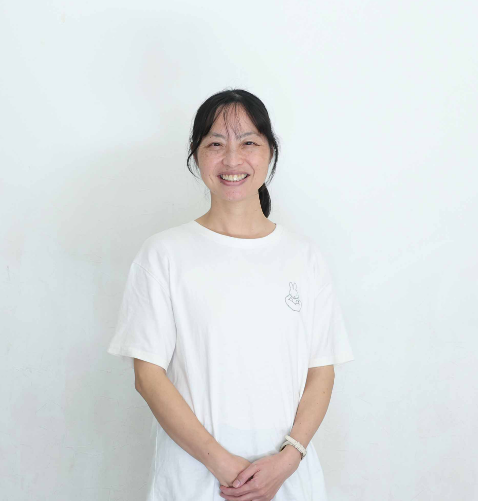 ぬいぐるみを手にした女性スタッフ