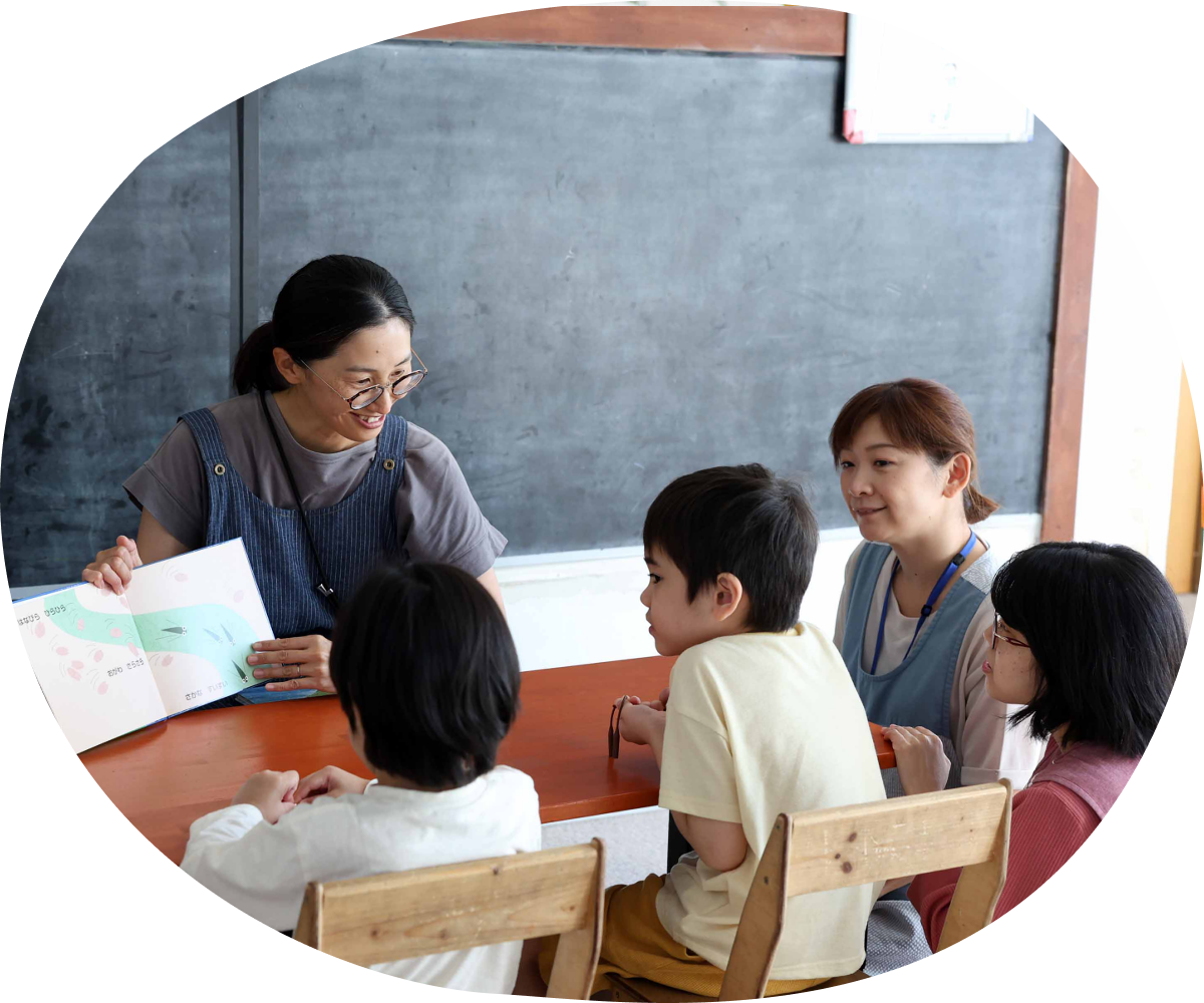 親子とスタッフが屋外で一緒に過ごす様子