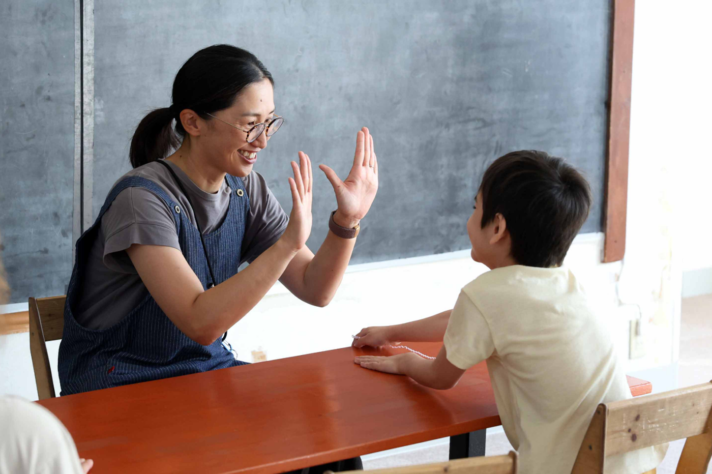 スタッフが子どもに寄り添って関わる様子