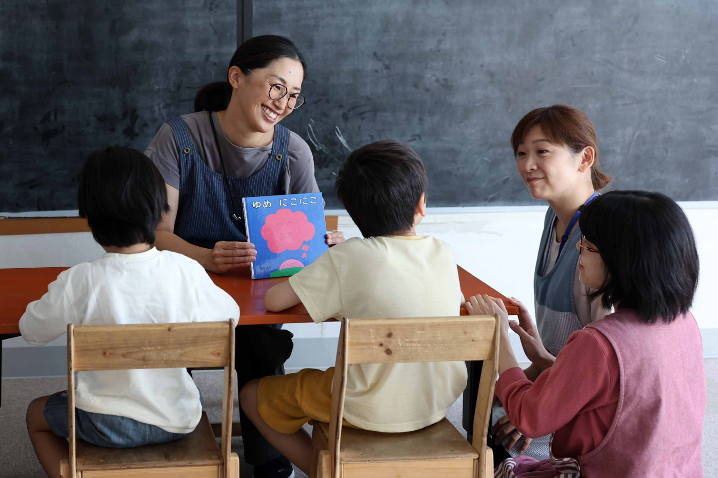 子どもを囲んで一緒に遊ぶスタッフたち