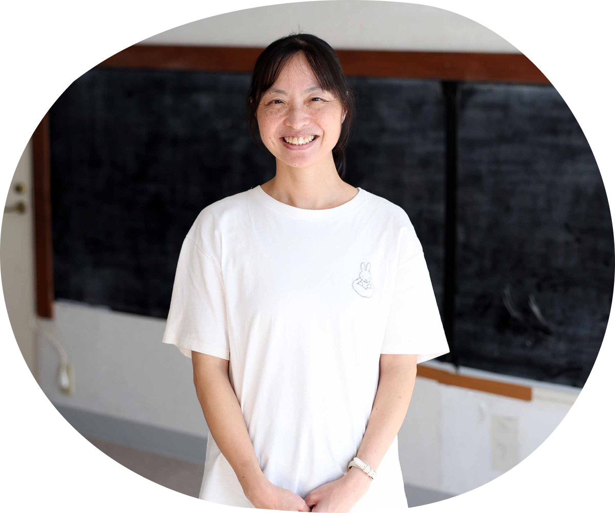 子どもを抱きながら笑顔で交流する保護者たち
