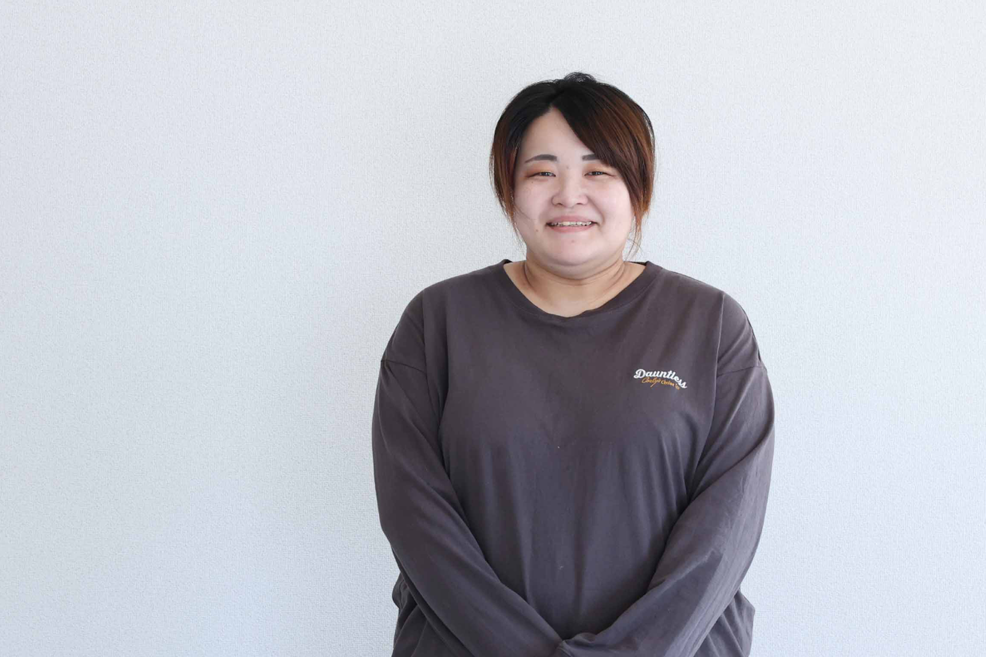 人形を手に笑顔で関わるスタッフ