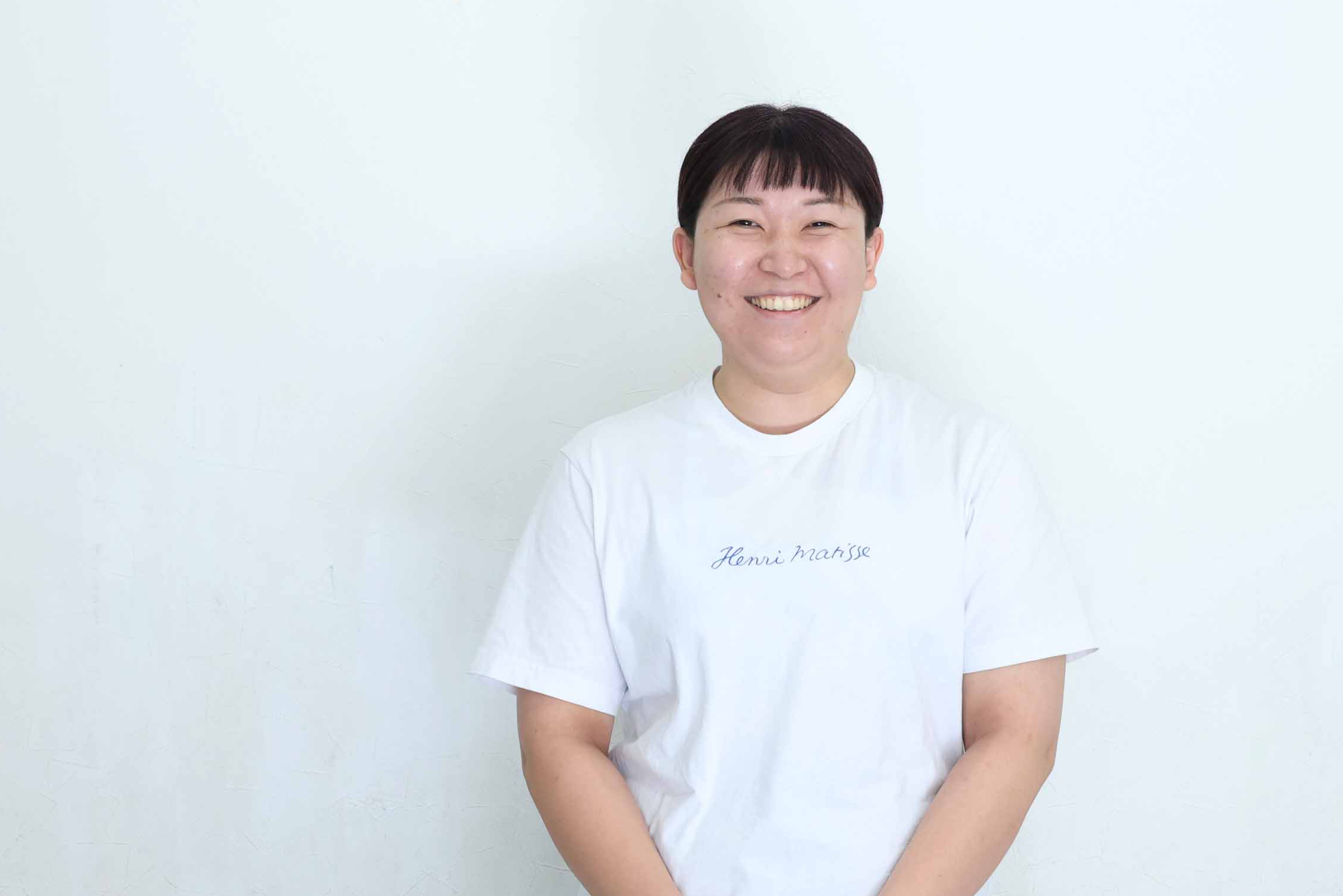 人形を手に笑顔で関わるスタッフ