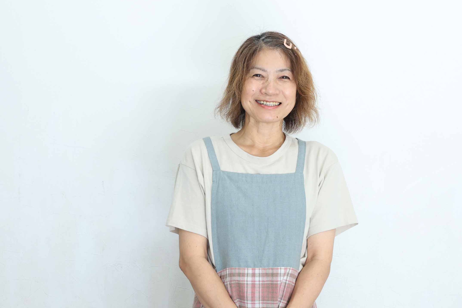 人形を手に笑顔で関わるスタッフ
