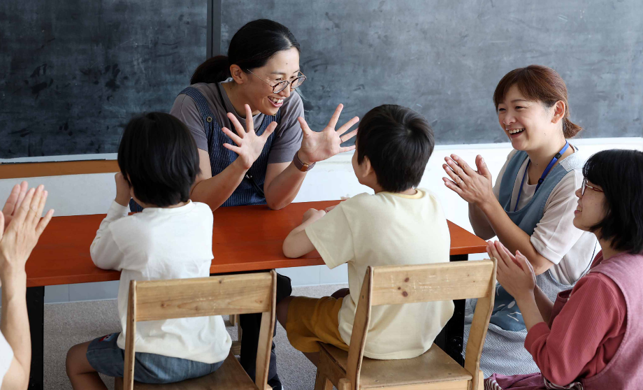 施設で一緒に遊ぶ子どもたち