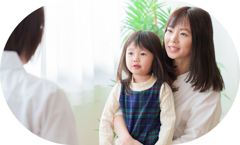 保護者と子どもが説明を聞く様子