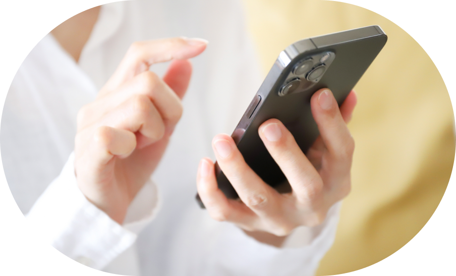 スマートフォンでお問い合わせをする様子